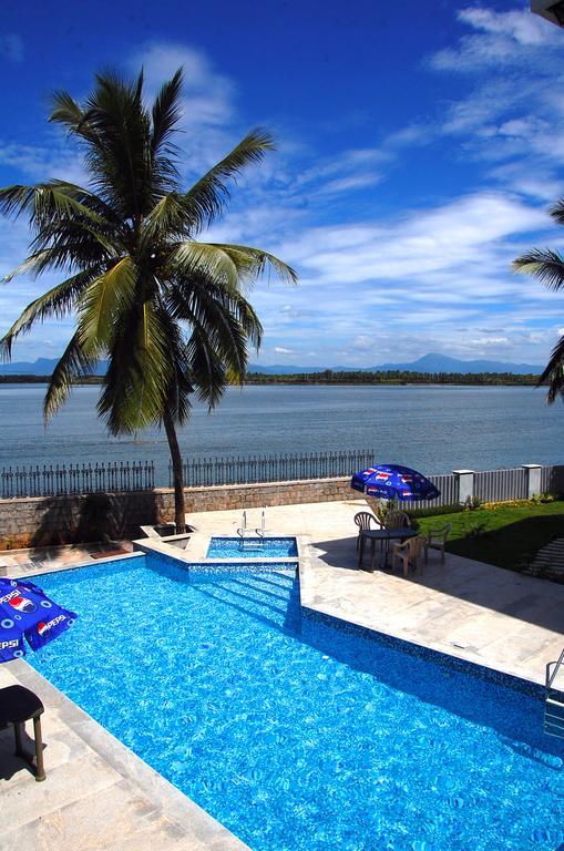 Hotel Blue Waters Kundapur Esterno foto