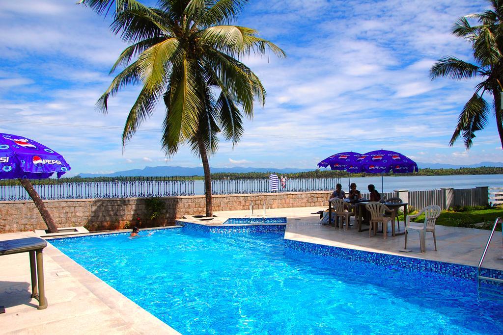Hotel Blue Waters Kundapur Esterno foto