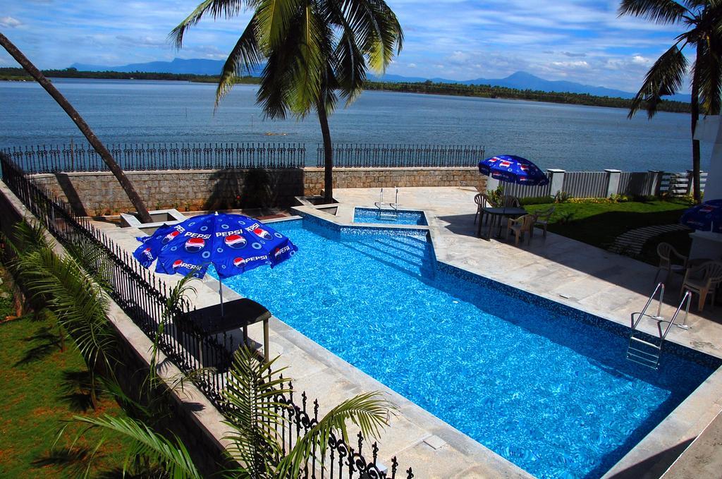 Hotel Blue Waters Kundapur Esterno foto